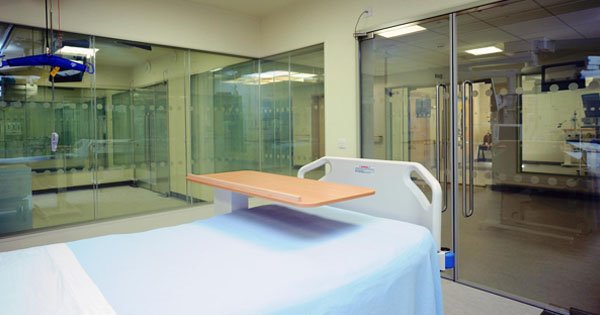 Conoce los beneficios del vidrio intercambiable en los hospitales