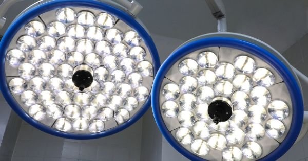 2 tipos de iluminación en las salas de quirófano
