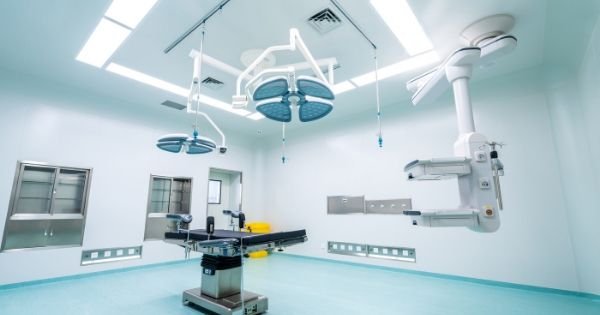 Iluminación y mesas de imágenes en salas de cirugía híbridas
